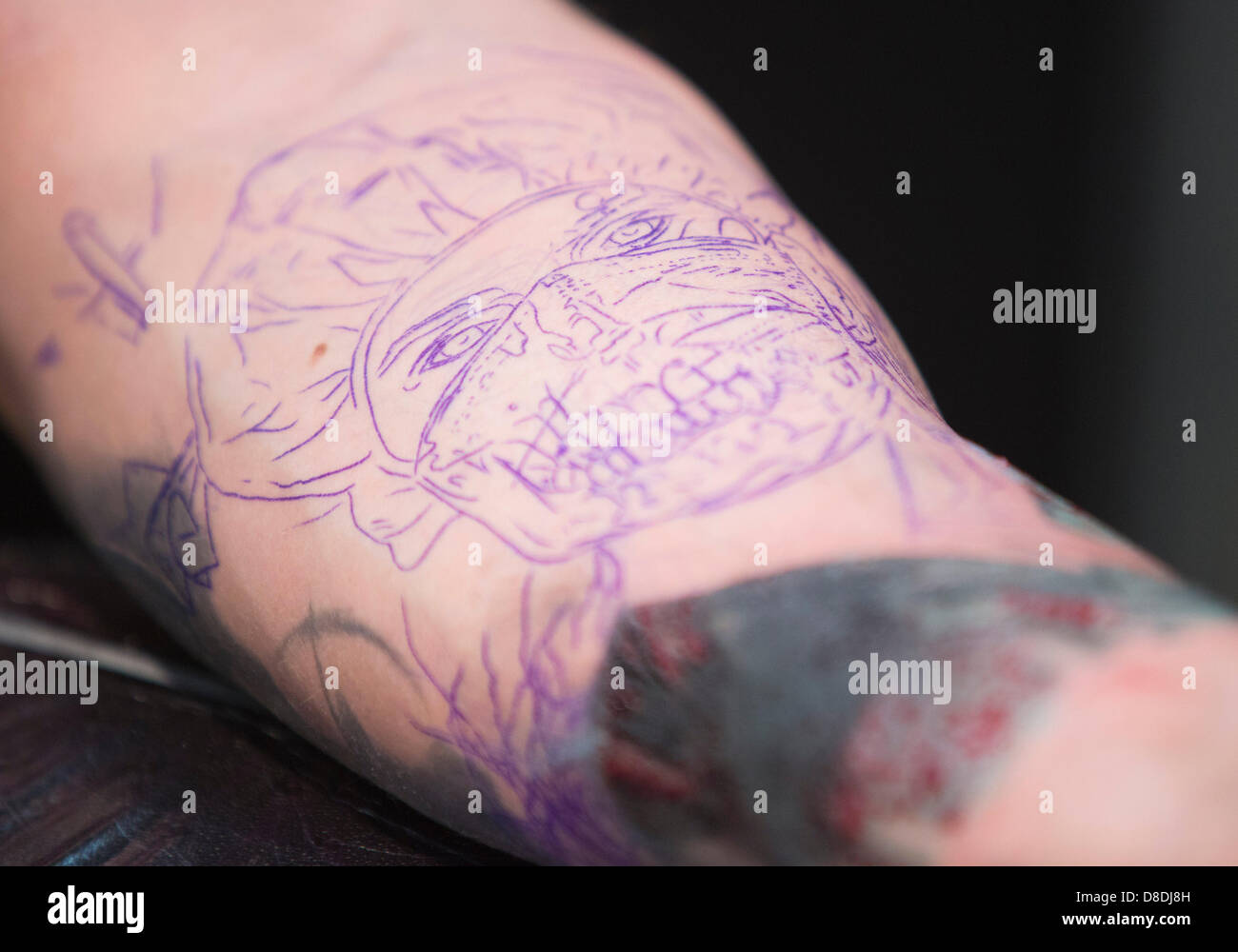 Londres, Royaume-Uni. 26 mai, 2013. Photo : Tatouage artistes au travail. Le Great British Tattoo Show a lieu à Alexandra Palace à Londres, au Royaume-Uni. Photo : Nick Savage/Alamy Live News Banque D'Images