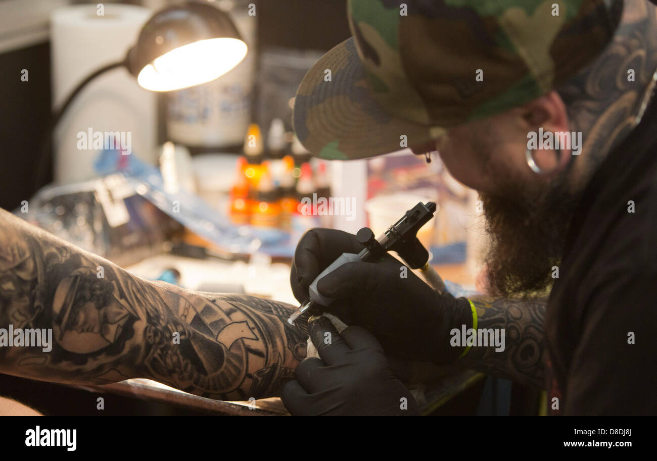 Londres, Royaume-Uni. 26 mai, 2013. Photo : Tatouage artistes au travail. Le Great British Tattoo Show a lieu à Alexandra Palace à Londres, au Royaume-Uni. Photo : Nick Savage/Alamy Live News Banque D'Images