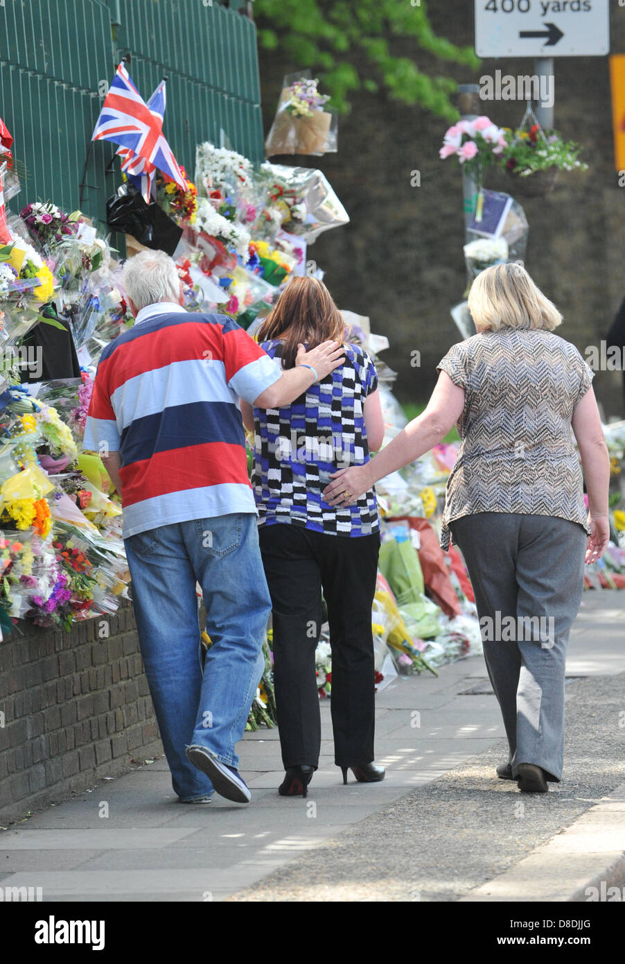 Woolwich, Londres, Royaume-Uni. 26 mai 2013. Les membres de la famille de batteur Lee Rigby regarder les fleurs et de cartes sur la scène de son meurtre. La famille de batteur Lee Rigby assister à la scène de son assassinat en dehors des casernes de Woolwich.Crédit : Matthieu Chattle/Alamy Live News Banque D'Images