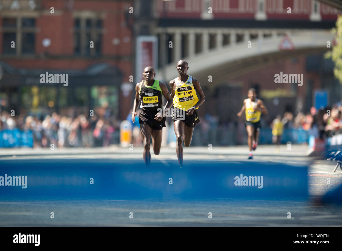 MANCHESTER, UK. 26 mai 2013. Moses Ndiema Kipsiro Distance Runner de l'Ouganda (sprints) le plus à gauche vers la ligne d'arrivée des 2013 Bupa Great Manchester Run de réclamer Mens 1e place à une époque de 27mins 52secs dans le 10km route événement. Il a battu Wilson Kipsang Kiprotich du Kenya par une seule seconde dans une course run de près. Haile Gebrselassie, de l'Éthiopie (voir droit d'arrière-plan) a terminé 3ème. News : Crédit du Nord Photos/Alamy Live News (usage éditorial uniquement). Banque D'Images