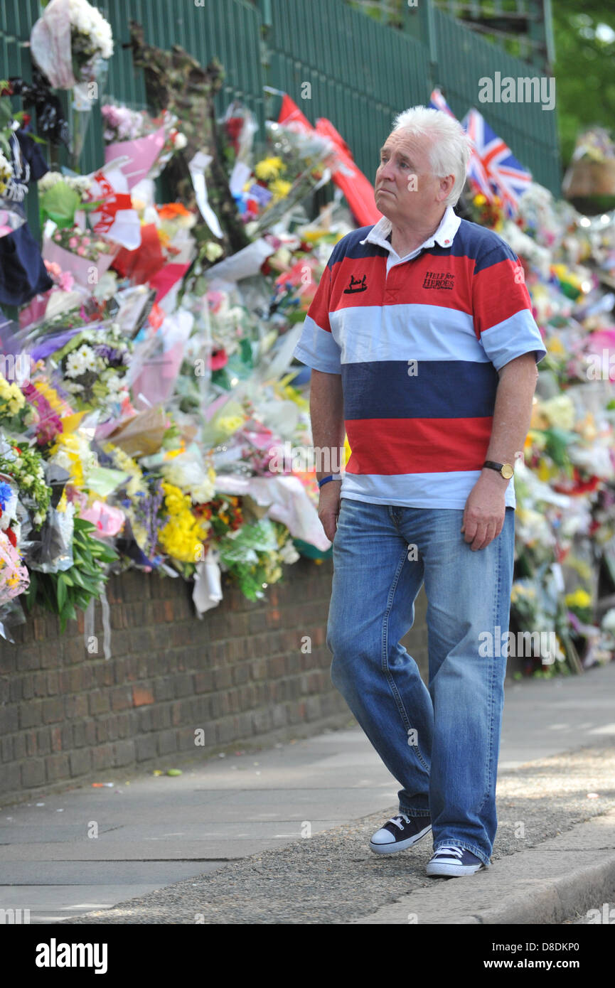 Woolwich, Londres, Royaume-Uni. 26 mai 2013. Le beau-père du batteur Lee Rigby se penche sur les fleurs et de cartes sur la scène de son meurtre. La famille de batteur Lee Rigby assister à la scène de son assassinat en dehors des casernes de Woolwich.Crédit : Matthieu Chattle/Alamy Live News Banque D'Images