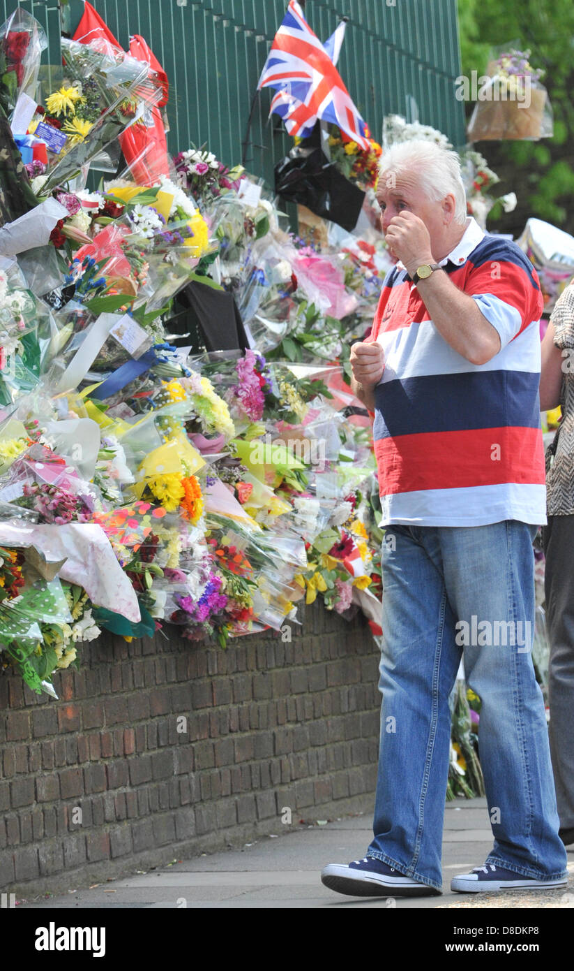 Woolwich, Londres, Royaume-Uni. 26 mai 2013. Le beau-père du batteur Lee Rigby se penche sur les fleurs et de cartes sur la scène de son meurtre. La famille de batteur Lee Rigby assister à la scène de son assassinat en dehors des casernes de Woolwich.Crédit : Matthieu Chattle/Alamy Live News Banque D'Images