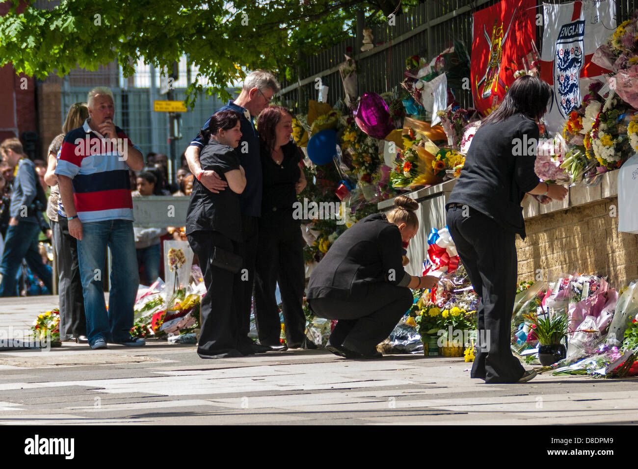 Londres, Royaume-Uni. 26 mai, 2013. Les membres du soldat assassiné le batteur Lee Rigby visitez le site de Woolwich son assassinat pour voir les milliers d'tibutes floral. Crédit : Paul Davey/Alamy Live News Banque D'Images