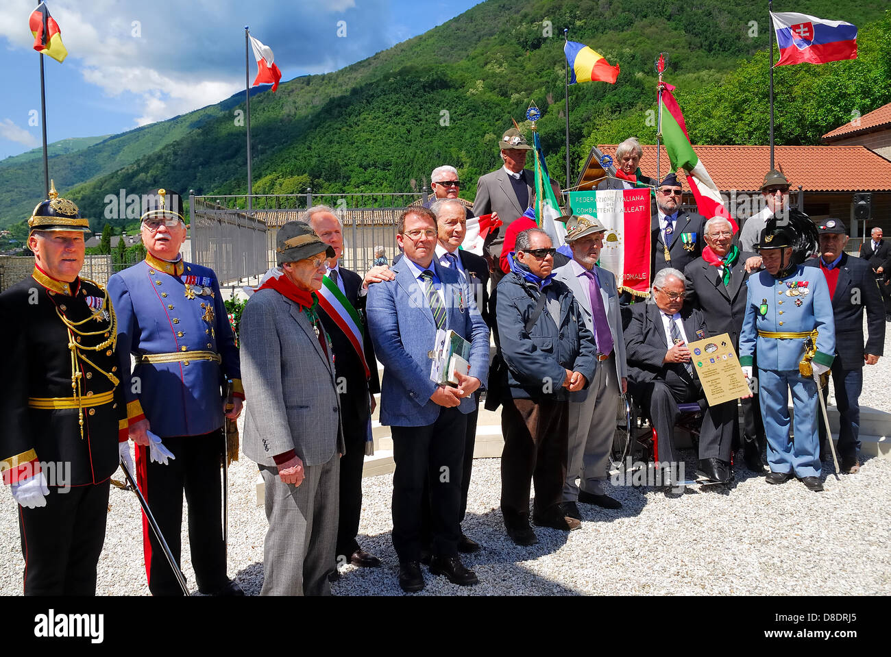 Veneto, Italie. 26 mai, 2013. Follina World War One austro-hongrois cimetière. 22e Austro-Italian célébration conjointe pour la paix. Les autorités civiles et militaires des pays européens ont assisté à la cérémonie d'aujourd'hui et un service religieux a été célébré par les agents de cinq sectes au cimetière de guerre austro-hongrois de Follina. Organisation par Mario Eichta et Osterreichisches Schwarzes Kreuz. Banque D'Images