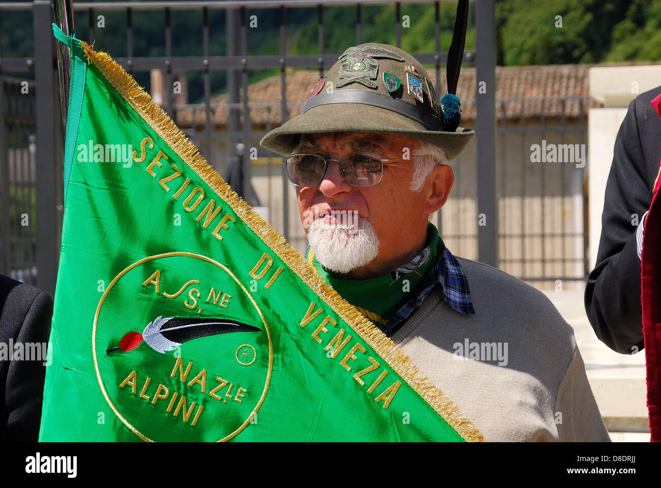 Veneto, Italie. 26 mai, 2013. Follina World War One austro-hongrois cimetière. 22e Austro-Italian célébration conjointe pour la paix. Les autorités civiles et militaires des pays européens ont assisté à la cérémonie d'aujourd'hui et un service religieux a été célébré par les agents de cinq sectes au cimetière de guerre austro-hongrois de Follina. Organisation par Mario Eichta et Osterreichisches Schwarzes Kreuz. Banque D'Images