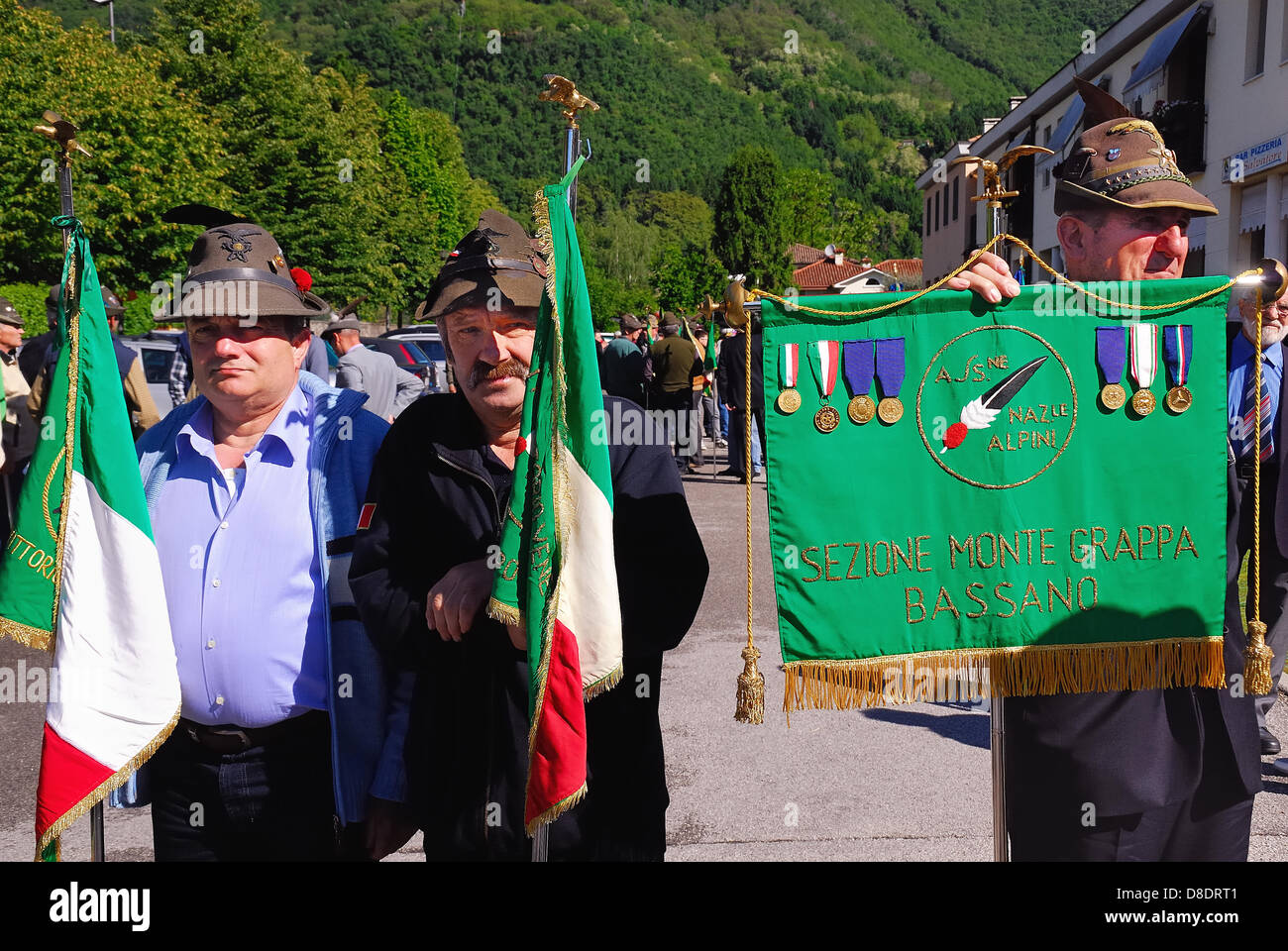 Veneto, Italie. 26 mai, 2013. Follina World War One austro-hongrois cimetière. 22e Austro-Italian célébration conjointe pour la paix. Les autorités civiles et militaires des pays européens ont assisté à la cérémonie d'aujourd'hui et un service religieux a été célébré par les agents de cinq sectes au cimetière de guerre austro-hongrois de Follina. Organisation par Mario Eichta et Osterreichisches Schwarzes Kreuz. Banque D'Images