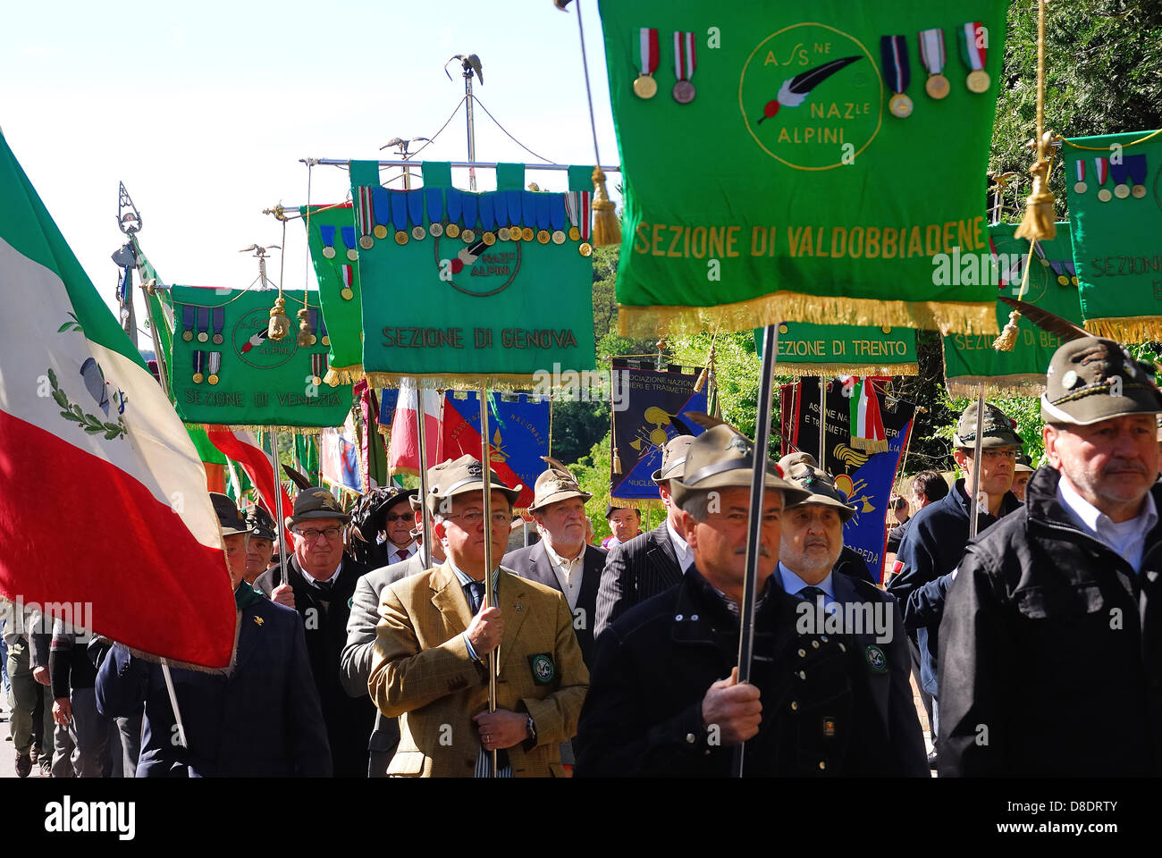 Veneto, Italie. 26 mai, 2013. Follina World War One austro-hongrois cimetière. 22e Austro-Italian célébration conjointe pour la paix. Les autorités civiles et militaires des pays européens ont assisté à la cérémonie d'aujourd'hui et un service religieux a été célébré par les agents de cinq sectes au cimetière de guerre austro-hongrois de Follina. Organisation par Mario Eichta et Osterreichisches Schwarzes Kreuz. Banque D'Images