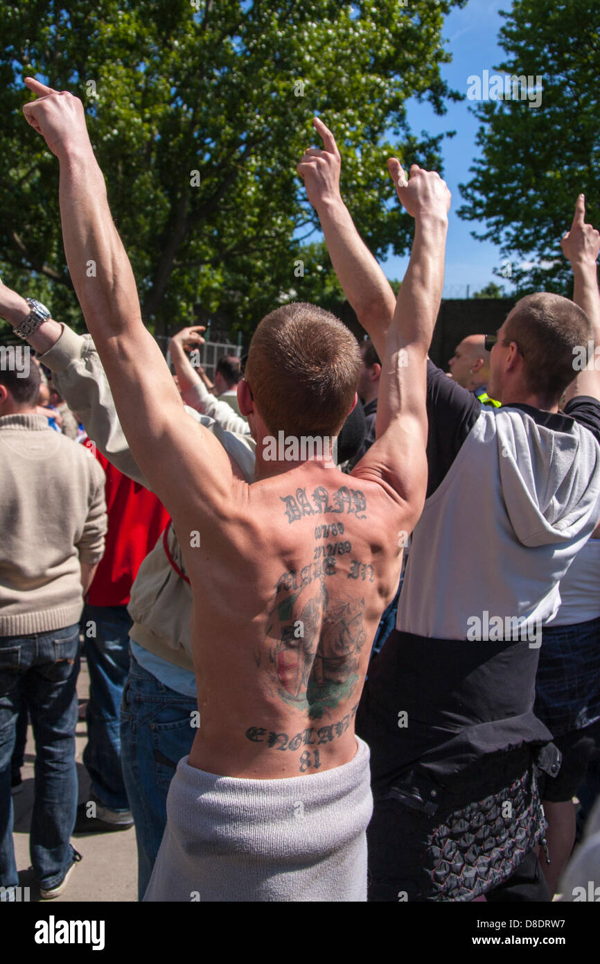 Woolwich, Londres, Royaume-Uni. 26 mai, 2013. Les jeunes hommes des slogans patriotiques chand sur les lieux d'un soldat tué Lee Rigby batteur dans la mort de Woolwich. Crédit : Paul Davey/Alamy Live News Banque D'Images