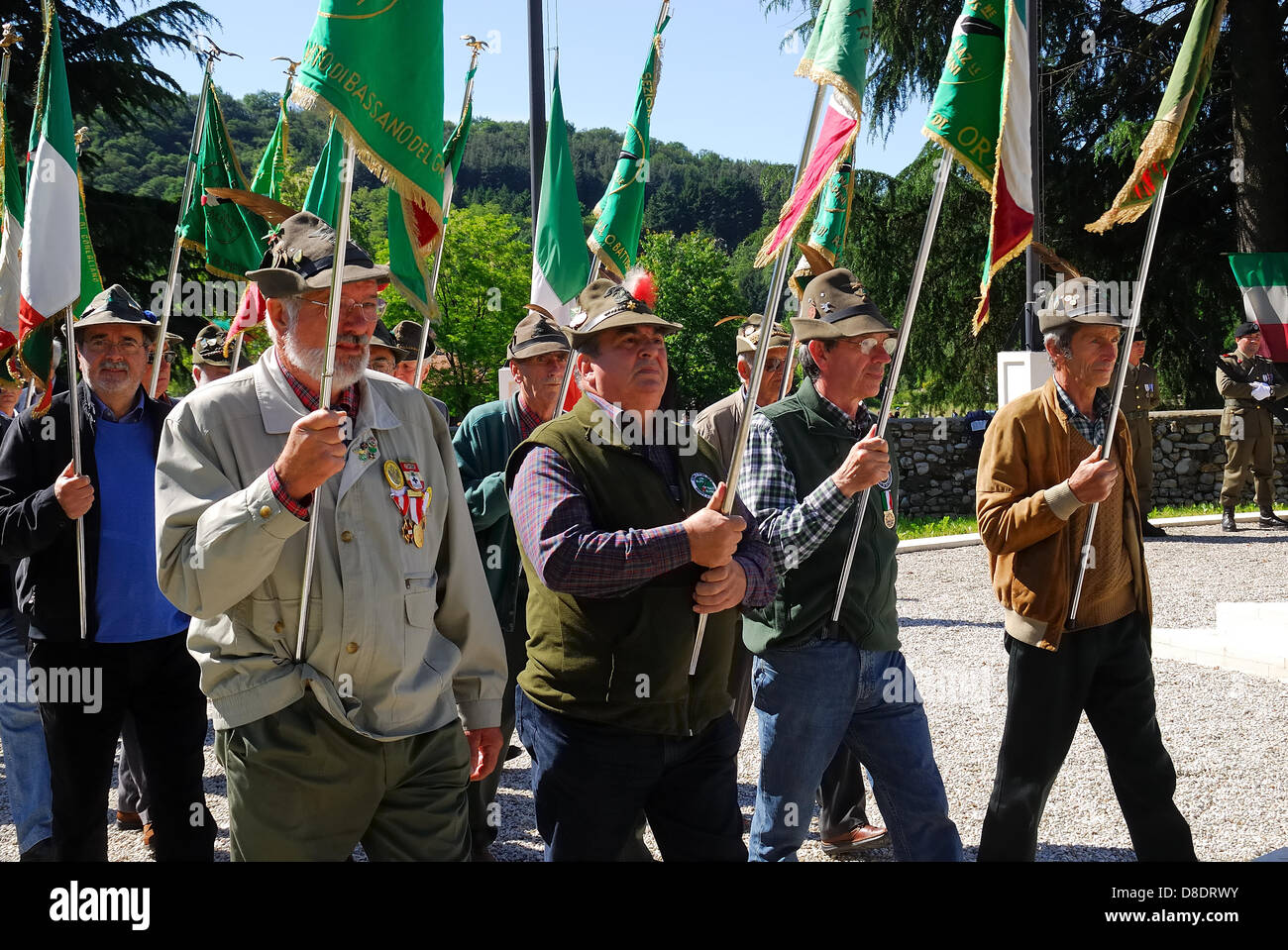 Veneto, Italie. 26 mai, 2013. Follina World War One austro-hongrois cimetière. 22e Austro-Italian célébration conjointe pour la paix. Les autorités civiles et militaires des pays européens ont assisté à la cérémonie d'aujourd'hui et un service religieux a été célébré par les agents de cinq sectes au cimetière de guerre austro-hongrois de Follina. Organisation par Mario Eichta et Osterreichisches Schwarzes Kreuz. Banque D'Images