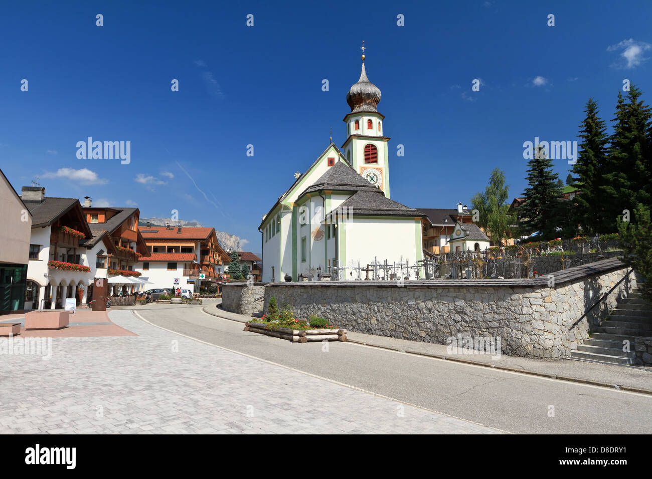 Petite église à San Cassiano, Val Badia, Trentin-Haut-Adige, Italie Banque D'Images