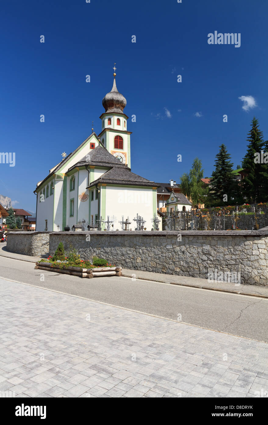 Petite église à San Cassiano, Val Badia, Trentin-Haut-Adige, Italie Banque D'Images