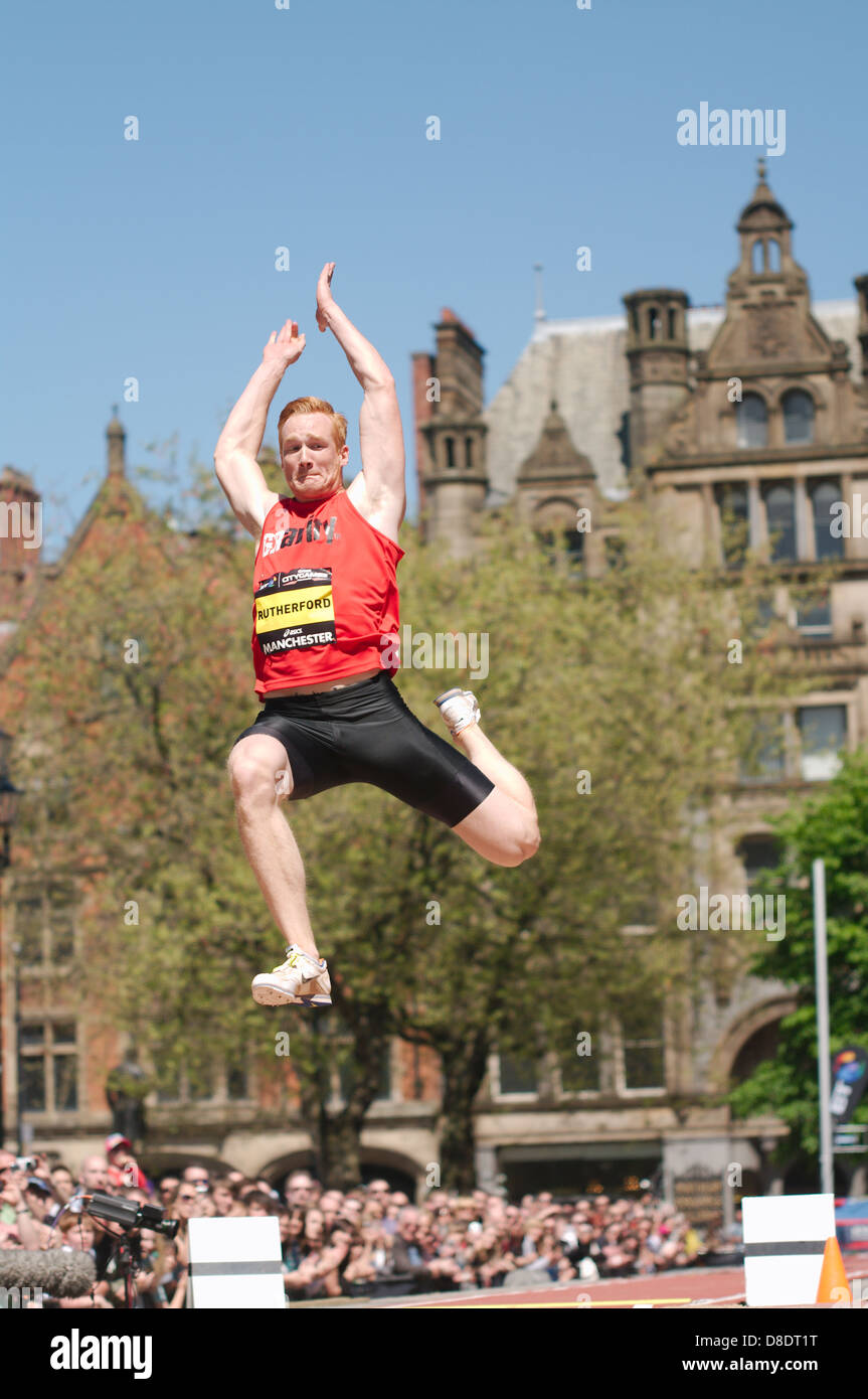 Greg Rutherford de Grande-Bretagne qui saute dans le concours de saut en longueur à la grande ville de 2010 à Manchester. Il a terminé premier. Banque D'Images