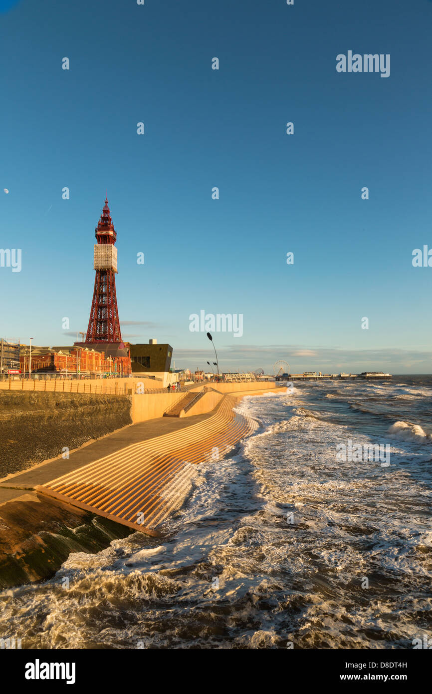 La tour de Blackpool à partir de la jetée nord, Lancashire, England, UK Banque D'Images