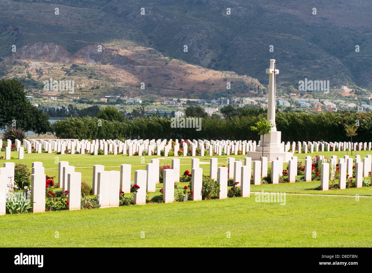 Croix et pierres tombales, cimetière de guerre de la baie de Suda, près de La Canée, Crète, Grèce Banque D'Images