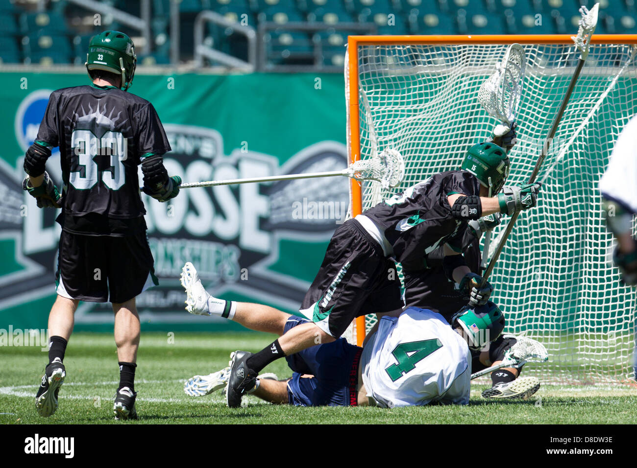 26 mai 2013 : l'attaque des Lakers Mercyhurst Jake McAndrew (4) est renversé par Le Moyne de défense des Dauphins Josh Klepfer (15) après avoir marqué un but au cours de la Division II de NCAA Championship match de crosse entre les dauphins et Le Moyne Mercyhurst Lakers au Lincoln Financial Field à Philadelphie, Pennsylvanie. Les Dauphins Le Moyne battre les Lakers Mercyhurst, 11-10, pour gagner le championnat NCAA Division II Lacrosse. Banque D'Images