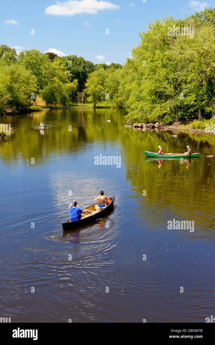 Les touristes en amont de la rivière Concord canoe Old North Bridge sur journée d'été dans la région de Minute Man National Historic Park Banque D'Images