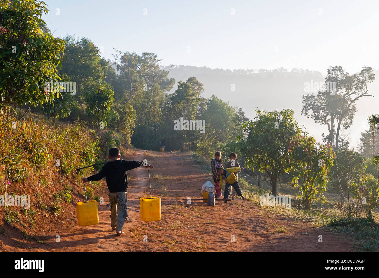 Les enfants vont chercher de l'eau, Kalaw, Myanmar, en Asie Banque D'Images
