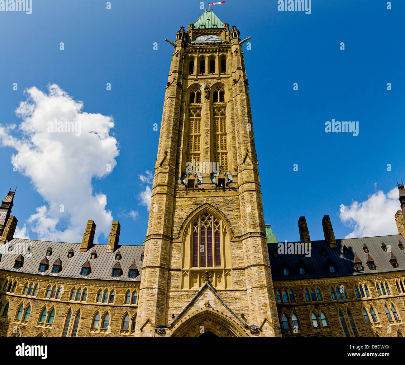 Fisheye view symétrique des Chambres du Parlement avec ciel bleu et nuages derrière à Ottawa, Ontario, Canada Banque D'Images