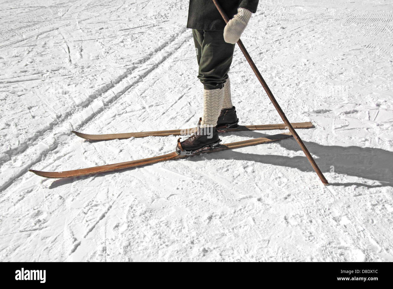 Vieux skis en bois et en cuir chaussures de ski Photo Stock - Alamy