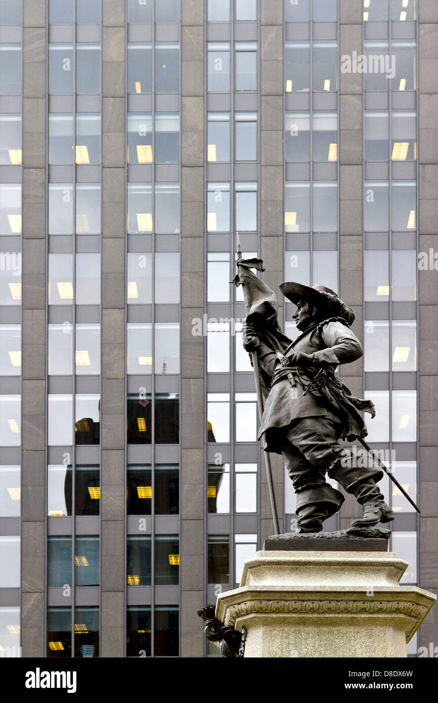Vue de profil du monument à Maisonneuve, Place d'armes à Montréal, Canada, avec windows gratte-ciel en arrière-plan Banque D'Images