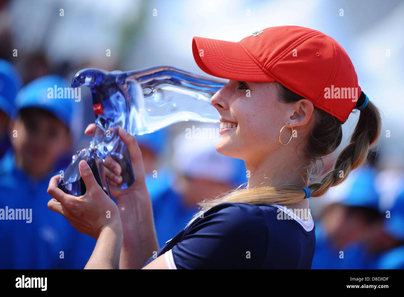 Strasbourg, France. 25 mai, 2013. Alize Cornet FRA avec son trophée gagnants pour avoir remporté la finale de la internationaux de Strasbourg WTA tennis Womens championship. Credit : Action Plus Sport Images/Alamy Live News Banque D'Images