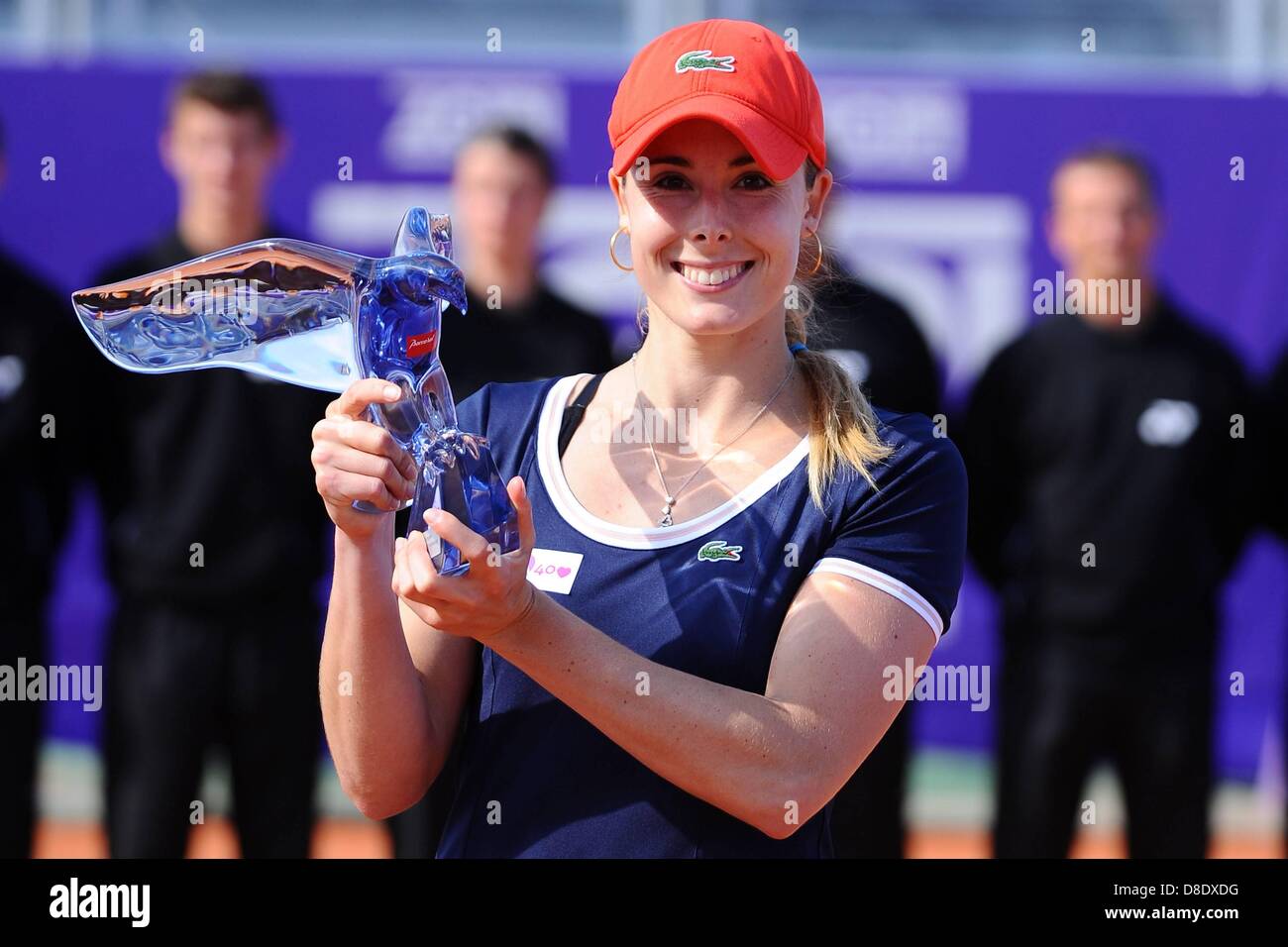 Strasbourg, France. 25 mai, 2013. Alize Cornet FRA avec son trophée gagnants pour avoir remporté la finale de la internationaux de Strasbourg WTA tennis Womens championship. Credit : Action Plus Sport Images/Alamy Live News Banque D'Images