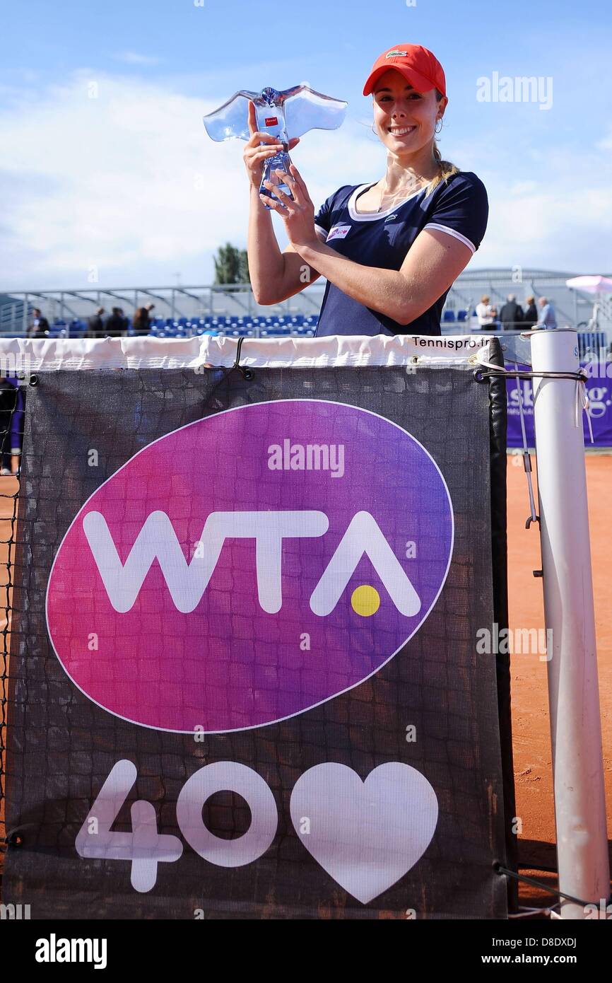 Strasbourg, France. 25 mai, 2013. Alize Cornet FRA avec son trophée gagnants pour avoir remporté la finale de la internationaux de Strasbourg WTA tennis Womens championship. Credit : Action Plus Sport Images/Alamy Live News Banque D'Images