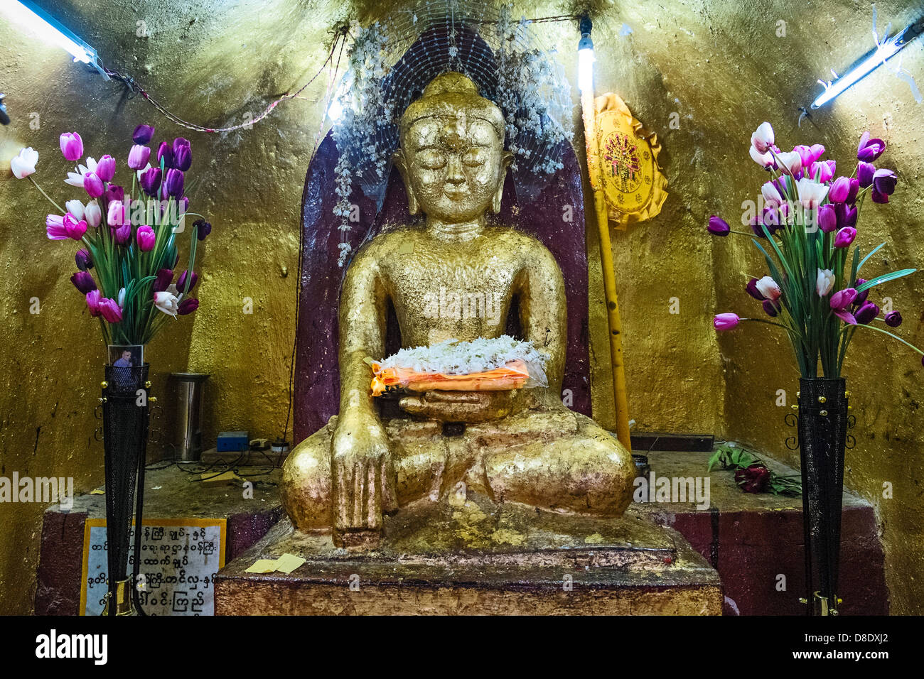Beatgold couverts statue de Bouddha à la Pagode Shwezigon, Nyaung-U, Bagan, Myanmar Banque D'Images