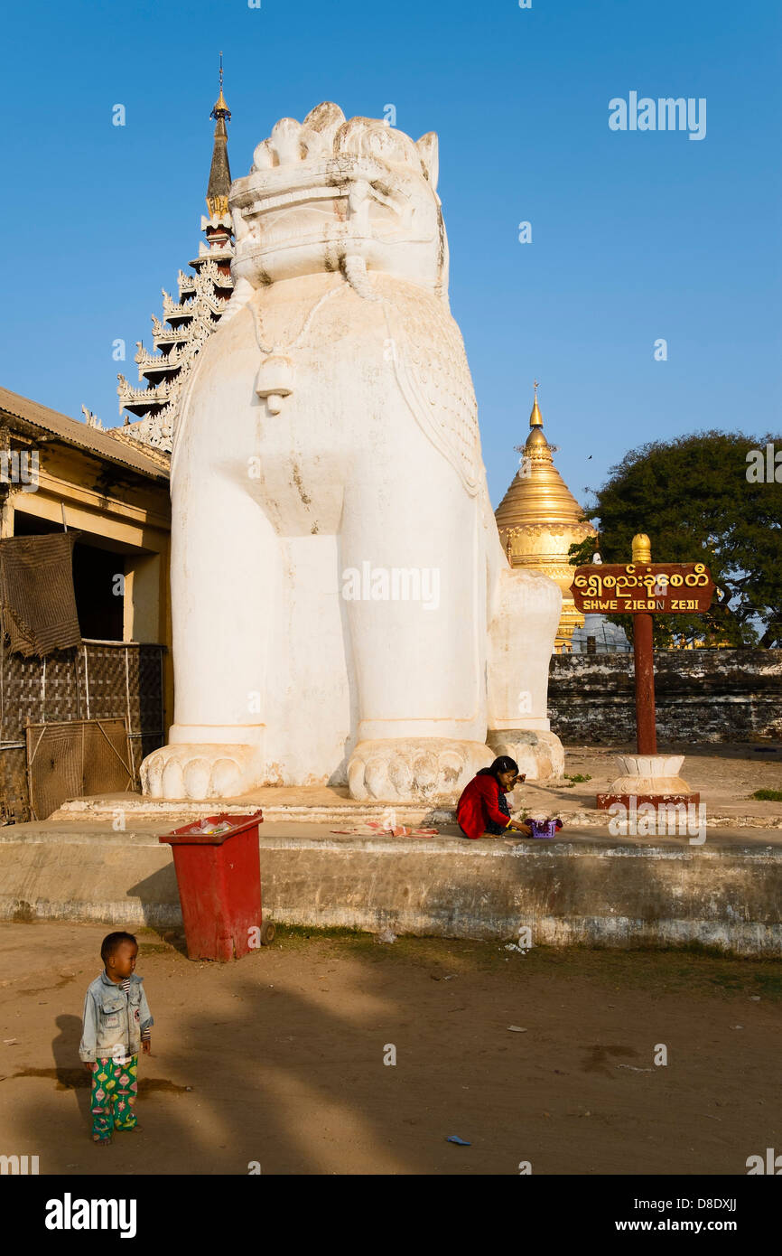 Lion à l'entrée de la Pagode Shwezigon, Nyaung-U, Bagan, Myanmar Banque D'Images