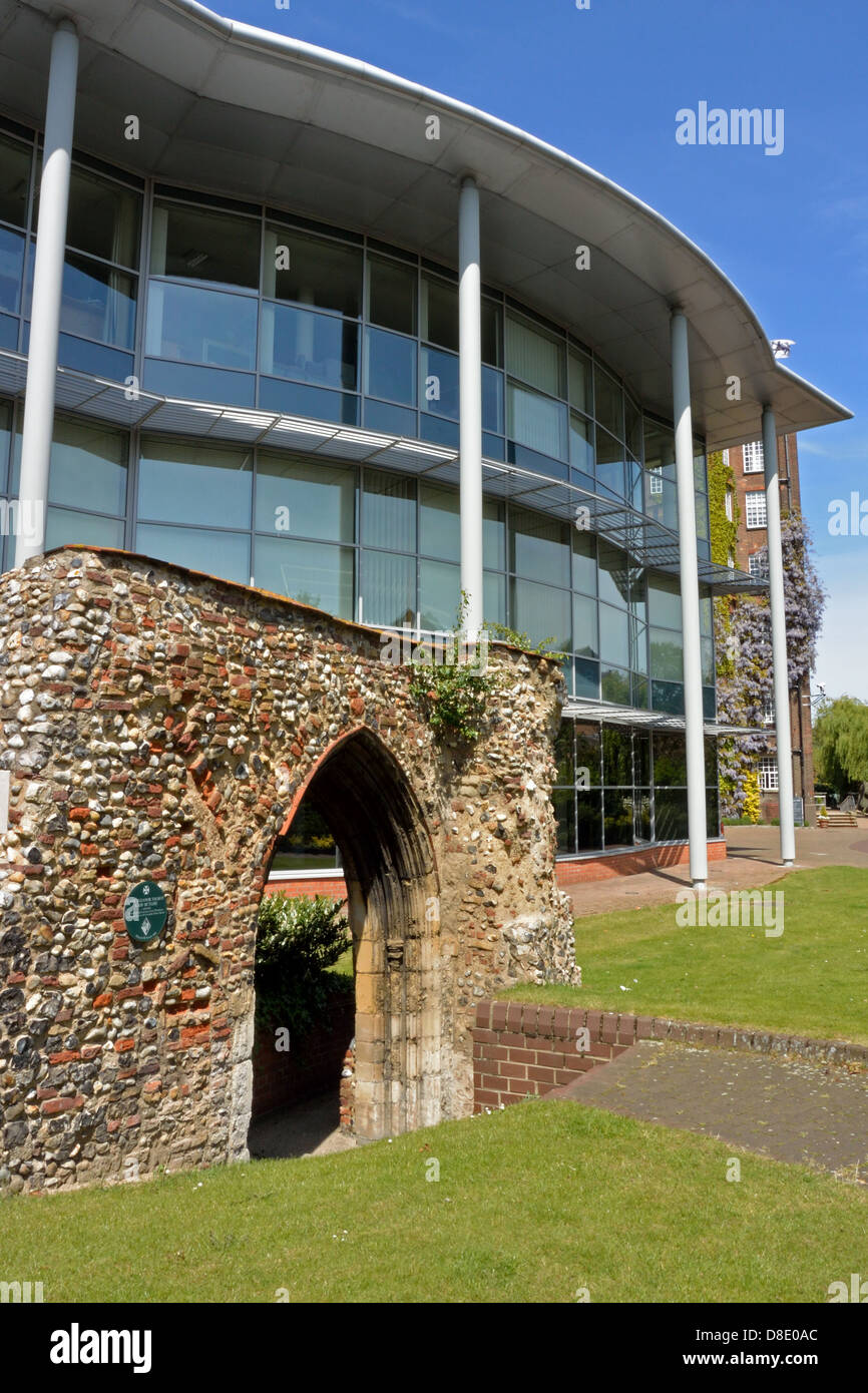 Dans Archway mur médiéval des Frères Blanc Prieuré carmélitaine, négligé par Cour St James moderne à Norwich, Norfolk Banque D'Images