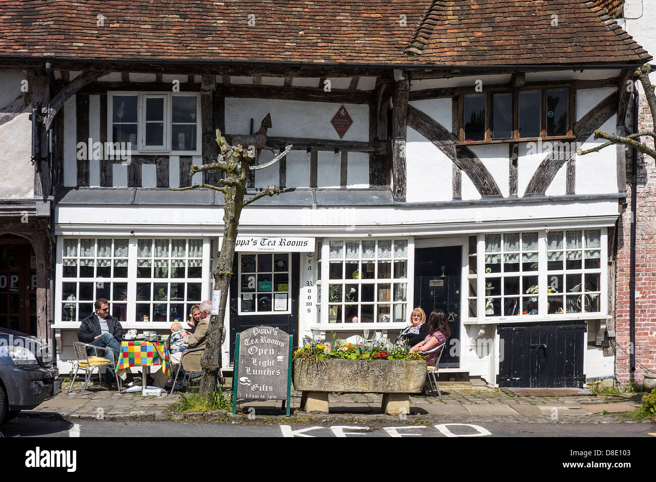 Pippa's Tea Rooms dans la place du village médiéval de Kent Lenham Banque D'Images