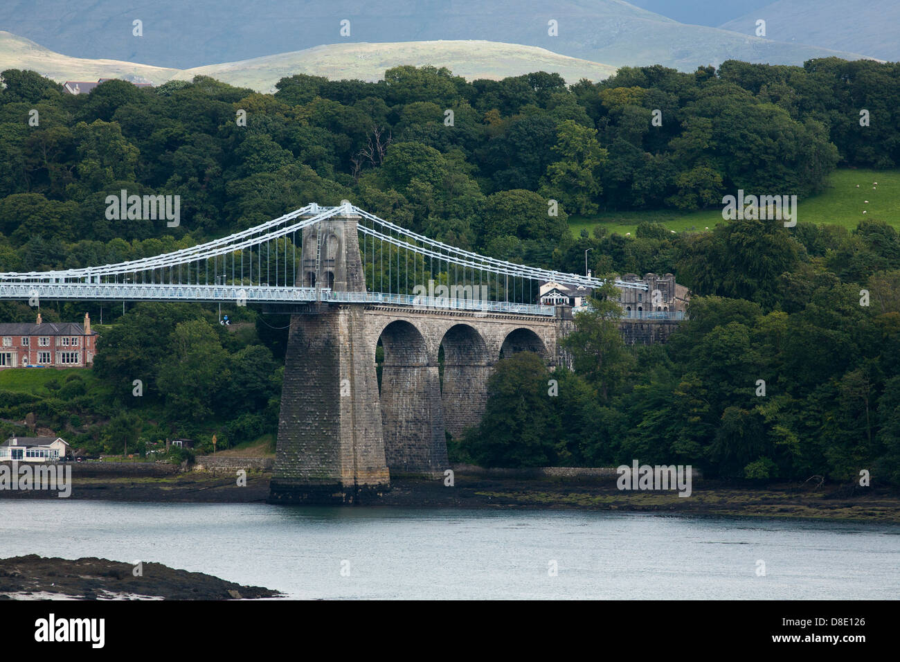 Une vue sur le célèbre pont suspendu de Menai reliant le pays de Galles d'Anglesey, qui a été conçu par Thomas Telford Banque D'Images