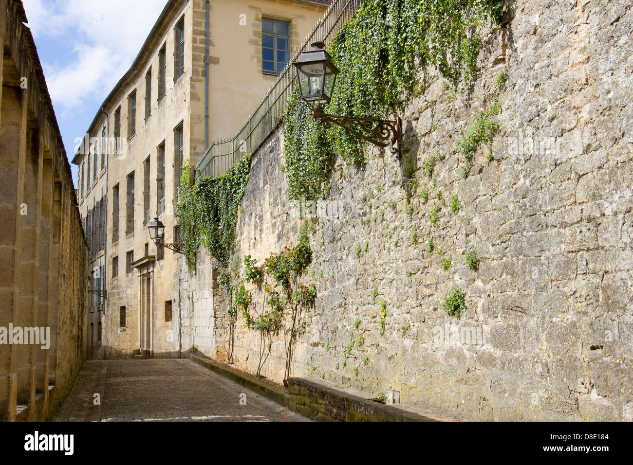Ivy croissant sur les bâtiments en grès médiévale le long de la rue pavée, dans la charmante ville de Sarlat, Dordogne France Banque D'Images