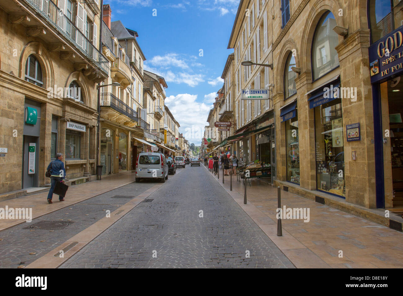 Rue de la République, la rue principale de Sarlat, bordée de magasins dans la ville médiévale de bâtiments en grès, Dordogne France Banque D'Images