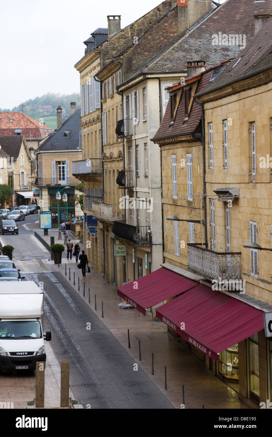 Bâtiment de grès boutiques sur Rue de la République, la rue principale de Sarlat, France Banque D'Images