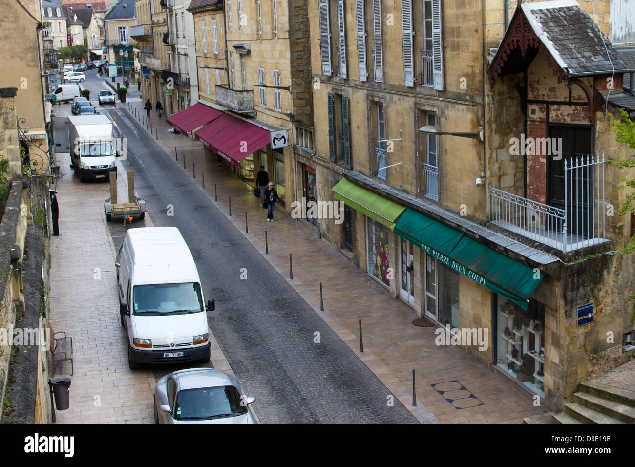Bâtiment de grès et des boutiques sur la Rue de la République, la rue principale de Sarlat, France Banque D'Images