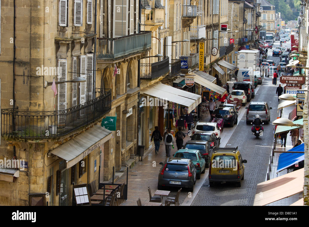 Les boutiques achalandées et les touristes le long de la rue de la République, la rue principale, dans la charmante ville de Sarlat, dans la région de la Dordogne Banque D'Images