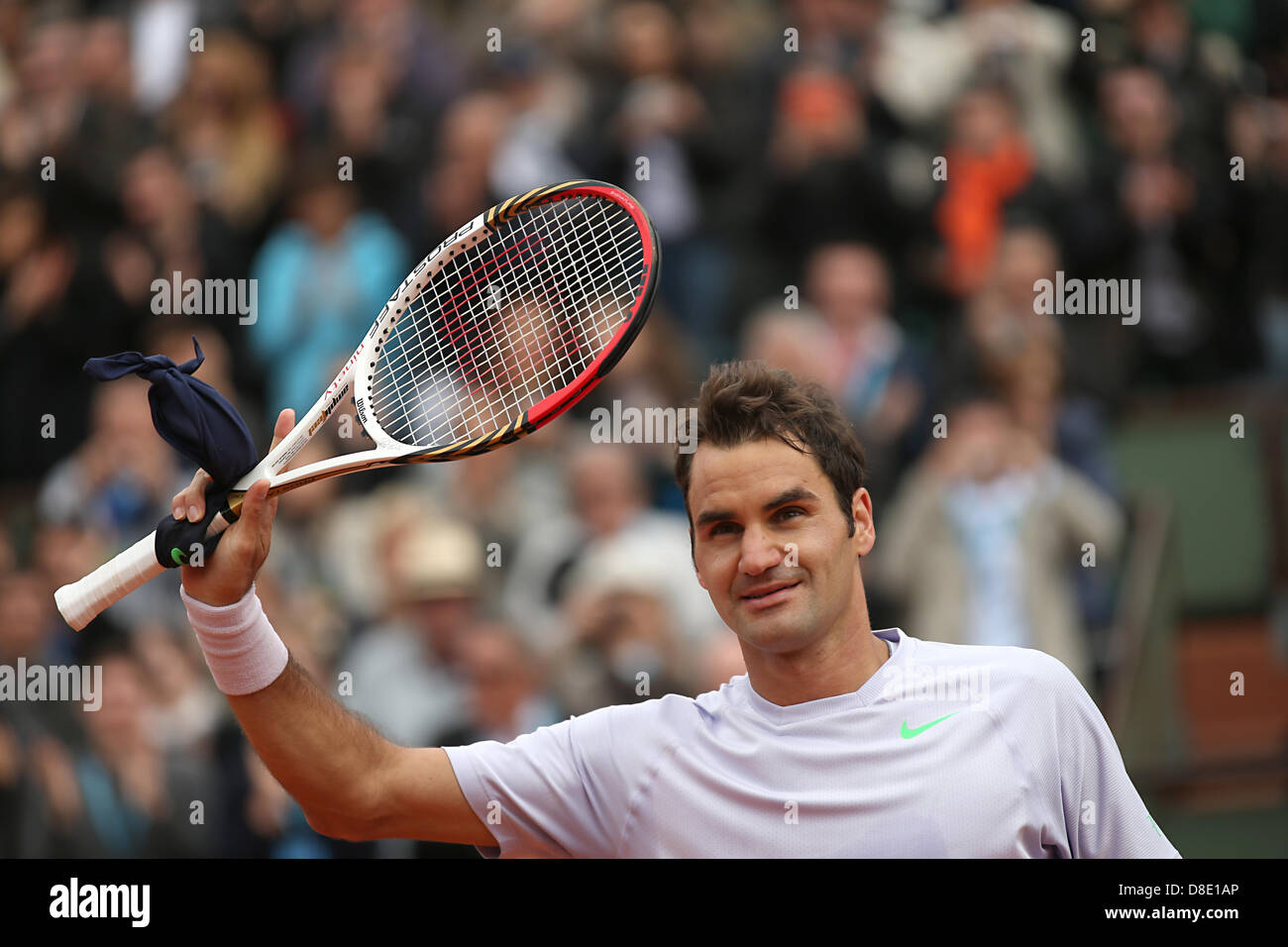 Paris, France. 26 mai 2013. Roger Federer Suisse réagit à sa victoire lors de la 1re journée de la Roland Garros. Credit : Mauricio Paiz/Alamy Live News Banque D'Images