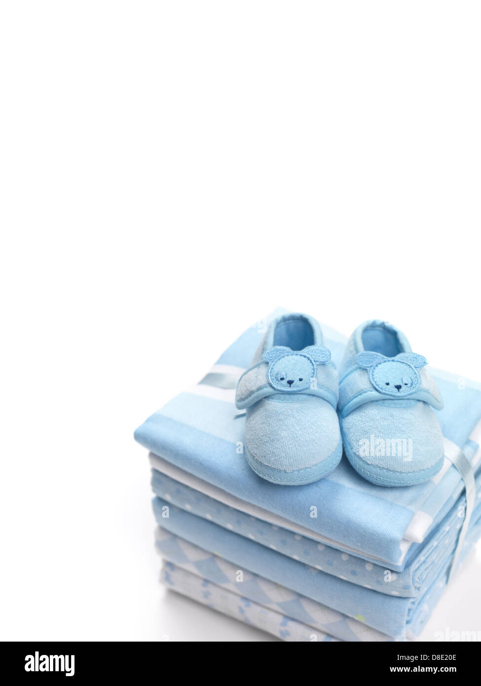 Chaussures Bebe Garcon Bleu Mignon Sur Un Tas De Couvertures Langes Isole Sur Fond Blanc Photo Stock Alamy Chaussures Bebe Garcon Bleu Mignon Sur Un Tas De Couvertures Langes Isole Sur Fond Blanc Photo Stock Alamy