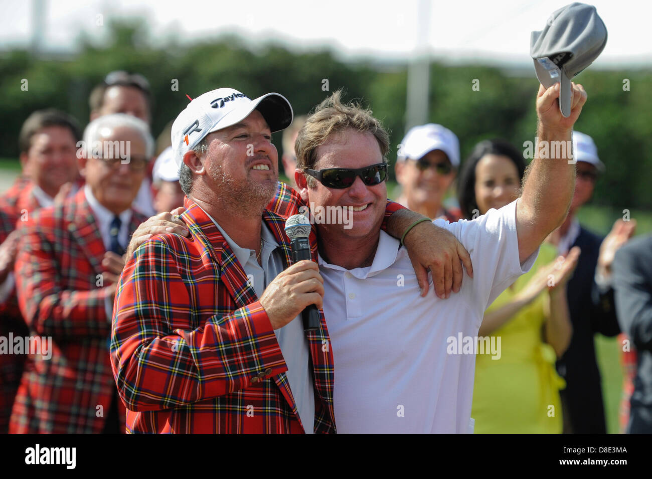 Ft. Worth, TX, USA. 26 mai, 2013. Boo, alléguée vues le gagnant du 2013 Crowne Plaza Invitational grâce sa caddie Barry Williams qui, à son tour, ses conseils chapeau à la foule à l'époque coloniale County Club à Ft. Worth, Texas, le dimanche 26 mai 2013. Credit : Cal Sport Media /Alamy Live News Banque D'Images