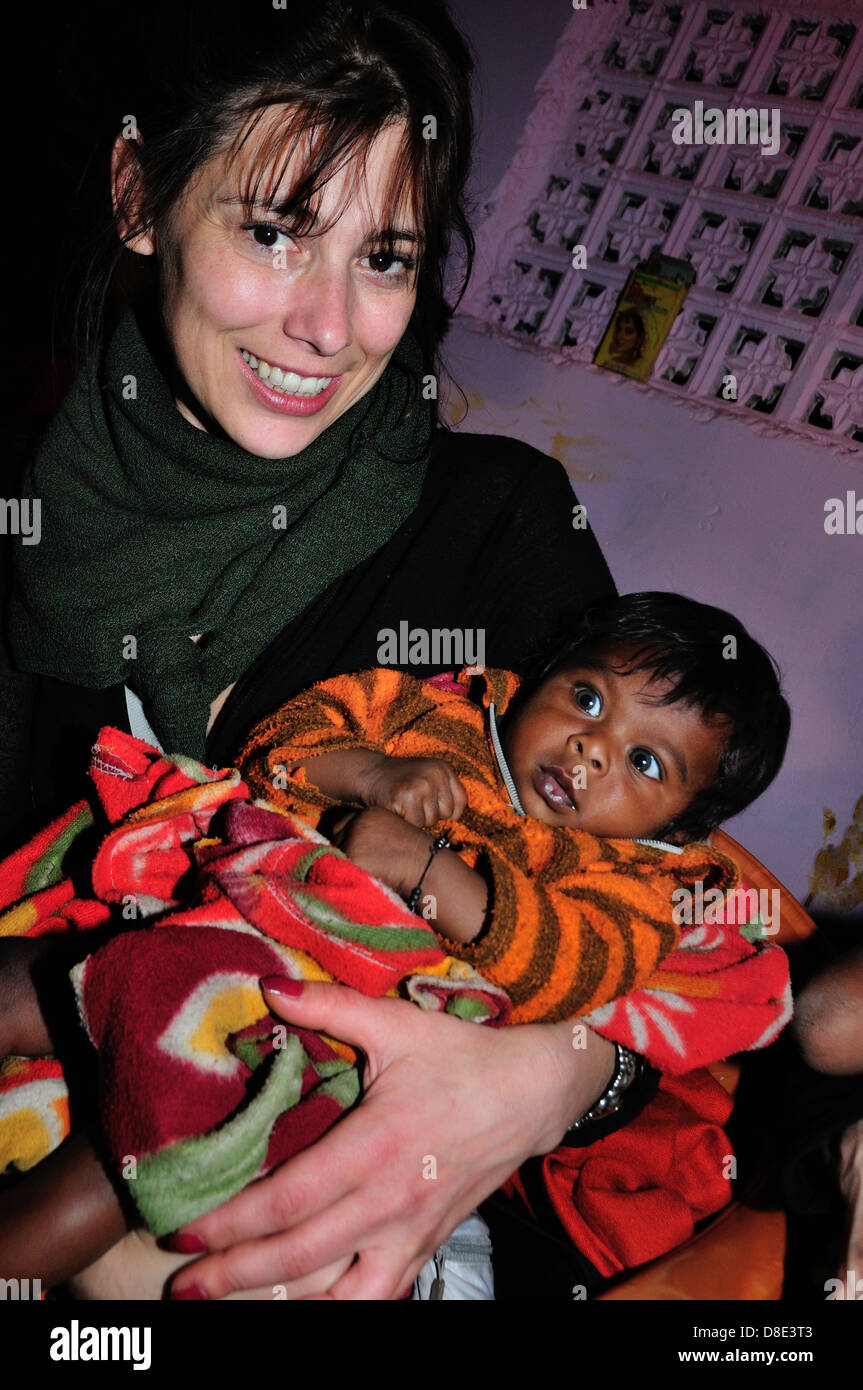 Italian woman holding baby indien Banque D'Images