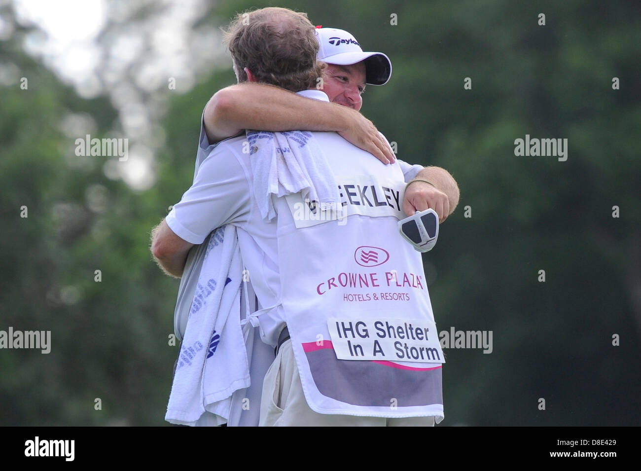 Ft. Worth, TX, USA. 26 mai, 2013. Boo, alléguée vues le gagnant du Crowne Plaza Invitational 2013 hugs sa caddie Barry Williams après avoir terminé son dernier tour à la Colonial Country Club à Ft. Worth, Texas, le dimanche 26 mai 2013. Credit : Cal Sport Media /Alamy Live News Banque D'Images