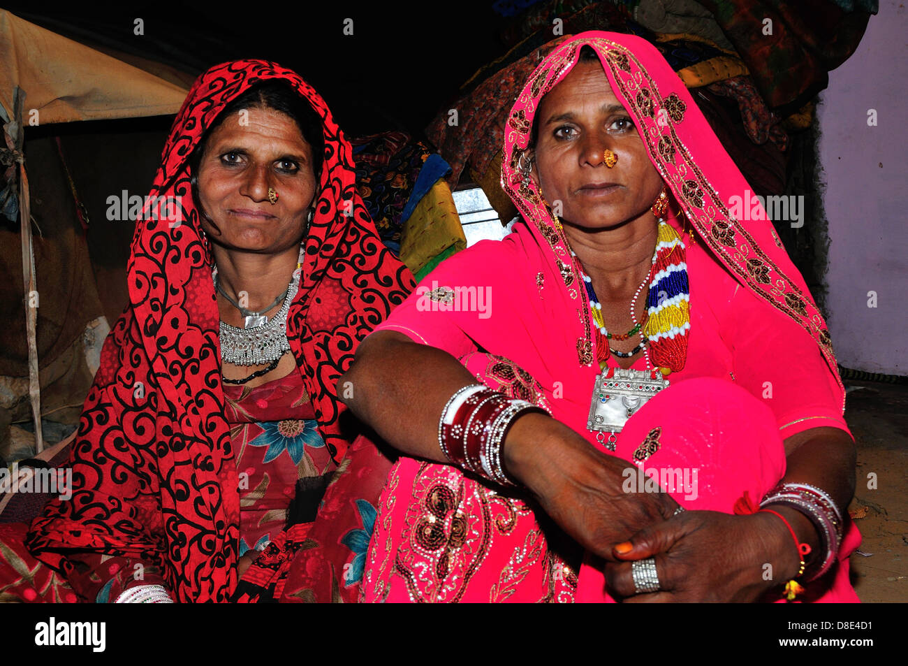 Les femmes du Rajasthan lors d'une nuit de la fête de mariage Banque D'Images