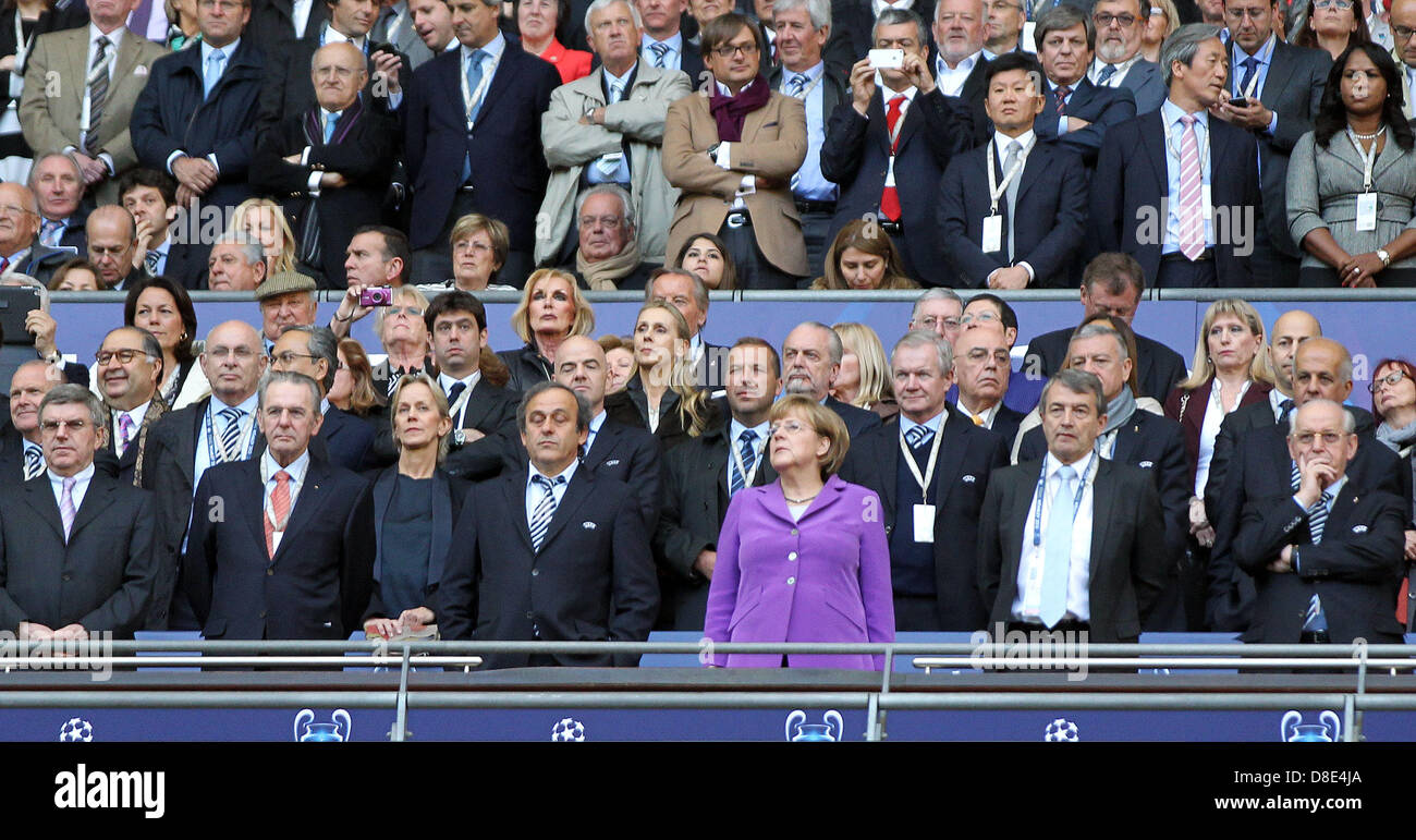 Londres, Royaume-Uni. 25 mai 2013. La chancelière allemande, Angela Merkel, et le président de la FIFA, Michel Platini dans les stands avant la finale de la Ligue des Champions entre le Bayern Munich et le Borussia Dortmund du stade de Wembley.Credit : Action Plus Sport Images/Alamy Live News Banque D'Images