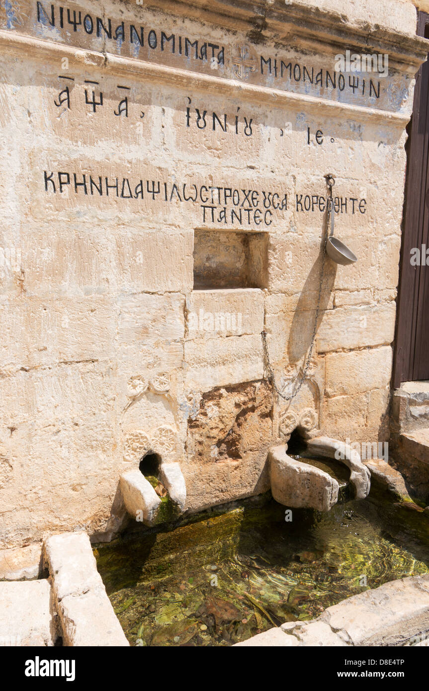 L'eau de source dans le monastère Ayios Ioannis, Preveli, Crete Banque D'Images