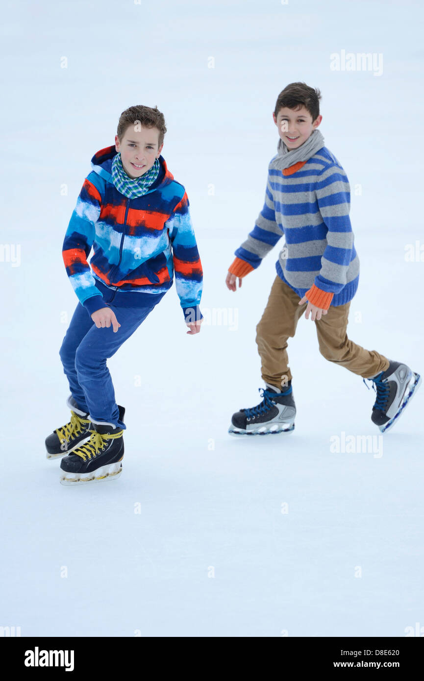 Deux garçons le patin à glace sur un lac gelé Banque D'Images
