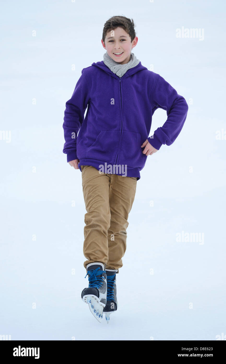 Boy le patin à glace sur un lac gelé Banque D'Images