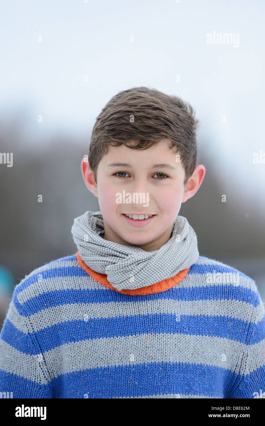 Smiling boy outdoors, portrait Banque D'Images