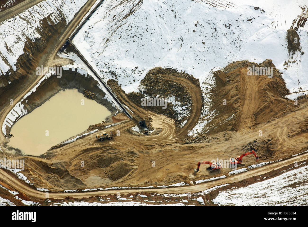 Gravière avec machine de construction en hiver Banque D'Images