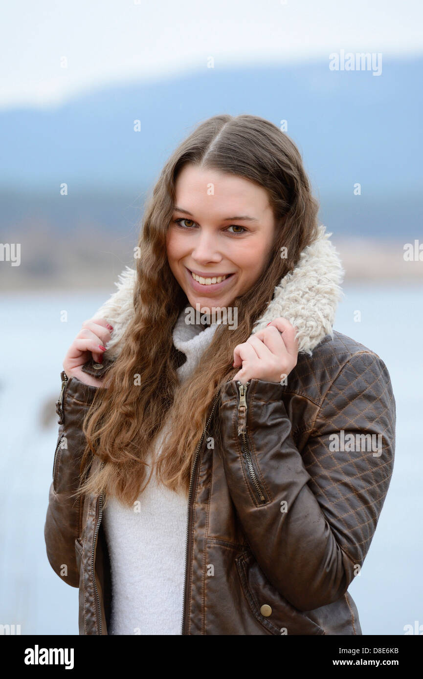 Smiling young woman outdoors, portrait Banque D'Images